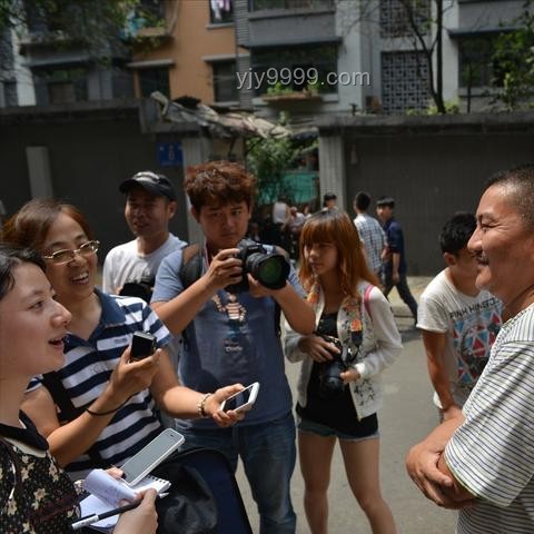高考战士唐尚珺：16次考场外的坚持与加油